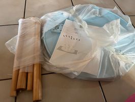 Petit table plateau rond bleu clair neuve