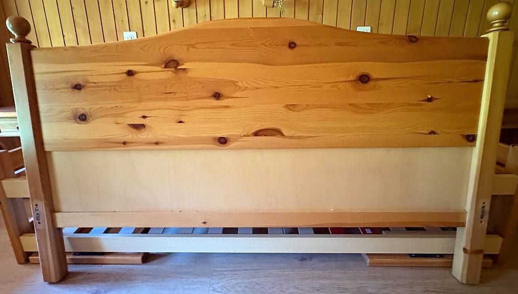 Betten: Lit double en bois massif – Gebraucht aus Vionnaz von isozjames