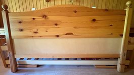 Lit double en bois massif