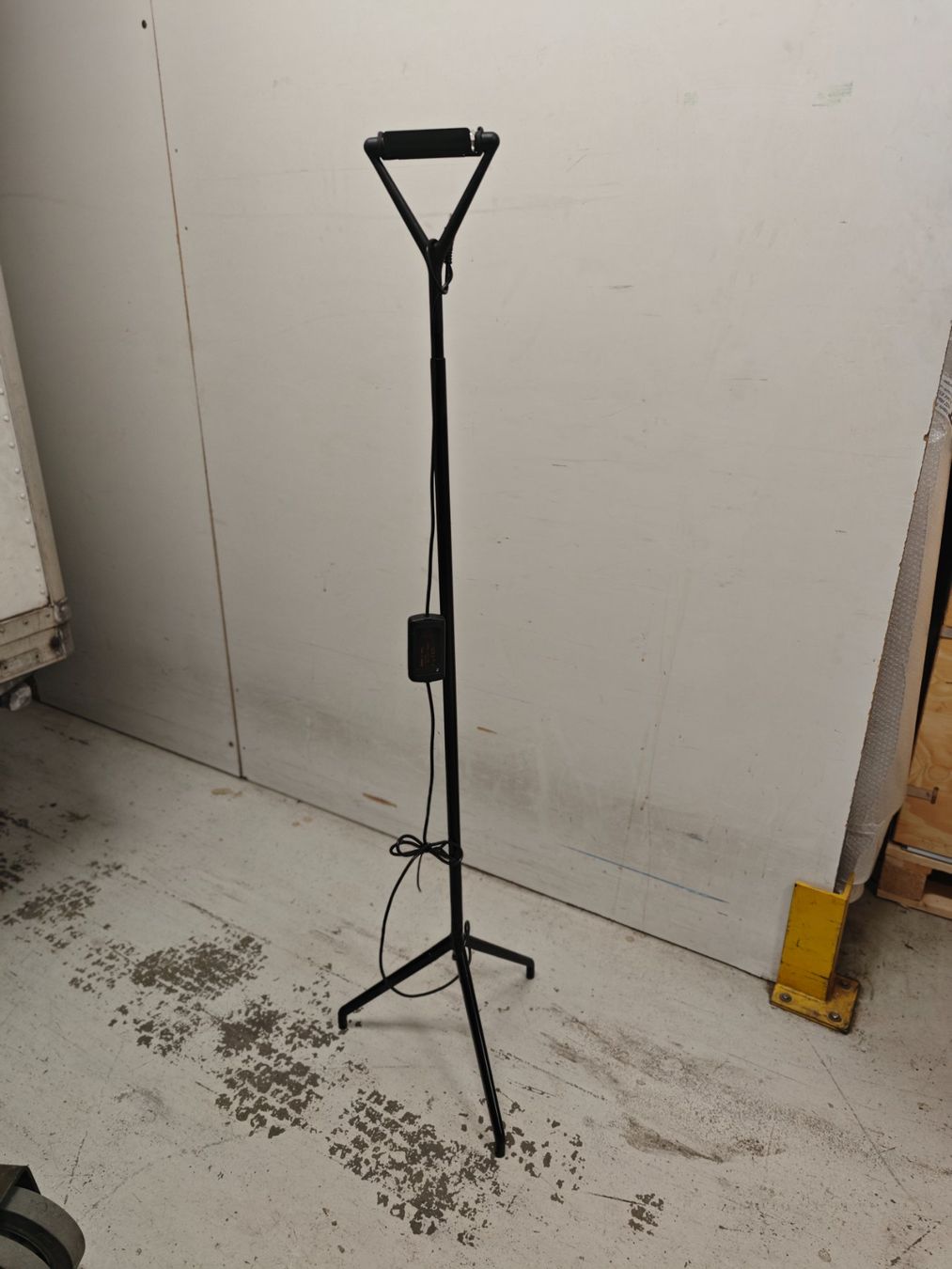 Luceplan Lampade: Luceplan Lola Stehleuchte Schwarz – Usato da Zürich venduto da TrueTrade 1
