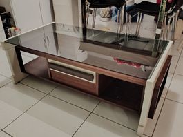 Table basse en bois et verre