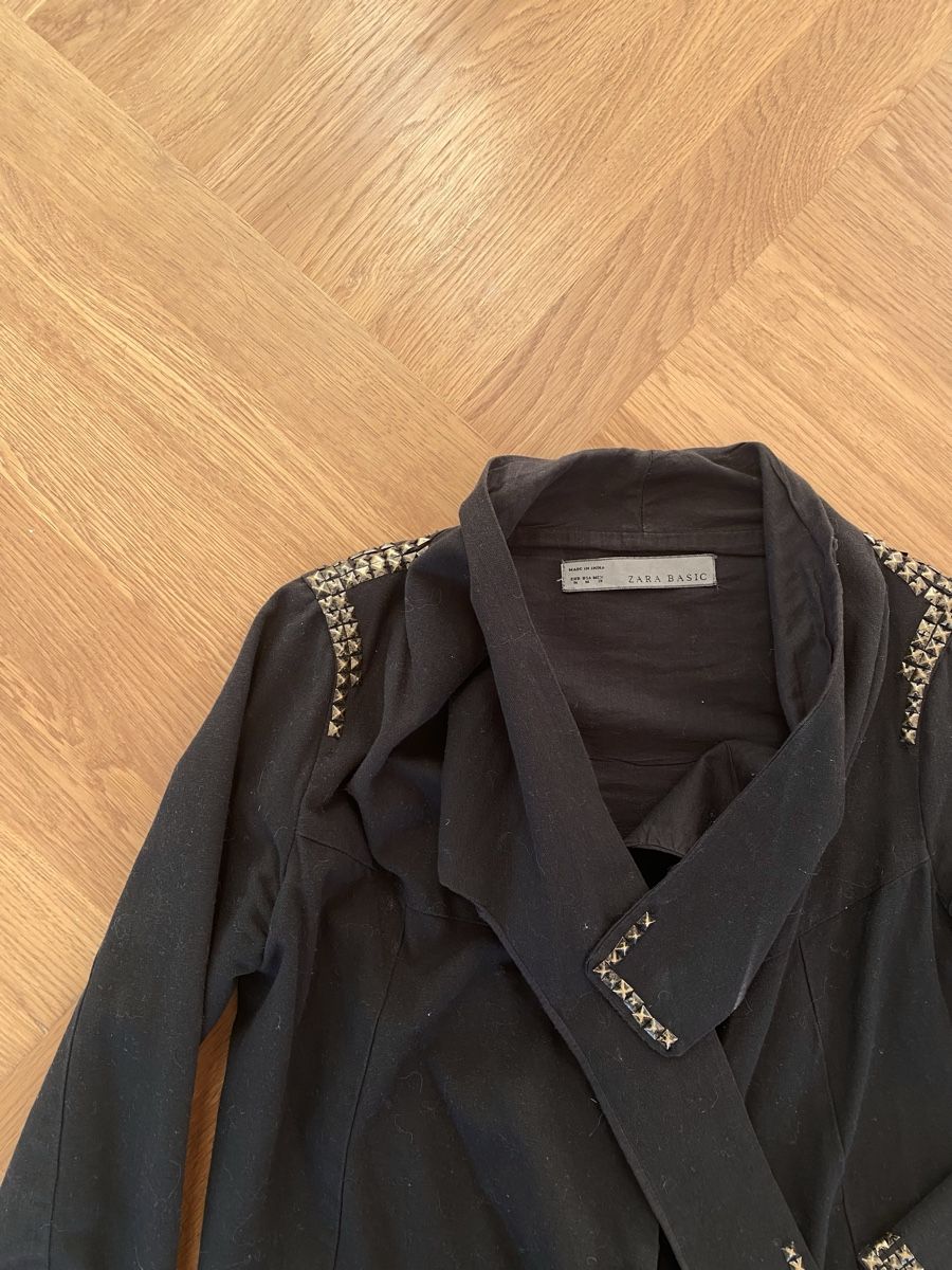 Zara Giacche: Schwarze Zara Basic Jacke mit Nieten, Grösse M – Usato da Zürich venduto da blancali 1