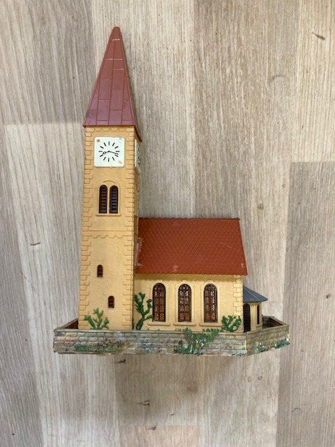 Modellini di ferrovie: Modelleisenbahn Häuser, Bahnhöfe, Kirche – Usato da bubikon venduto da Blattspinat 3