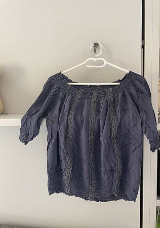Blusa blue in cotone con inserti in pizzo sul davanti
