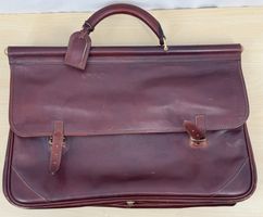 Saccoche en cuir bordeau, style vintage