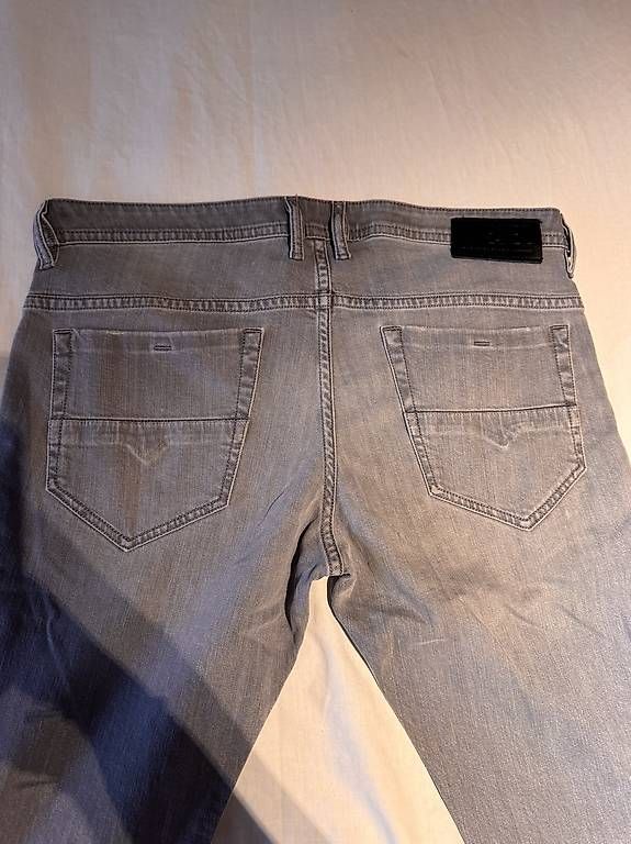 Jeans: Jeans Grau Diesel – Usato da Regensdorf venduto da Jazmyn307 2
