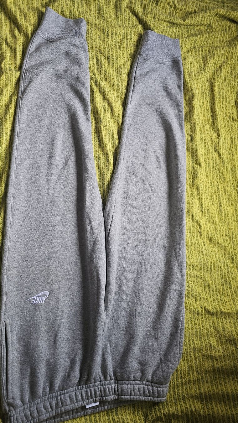 Nike Pantaloni: Nike Trainingshose Grau Grösse M gebraucht – Usato da Kriens venduto da fat_6ghn 1
