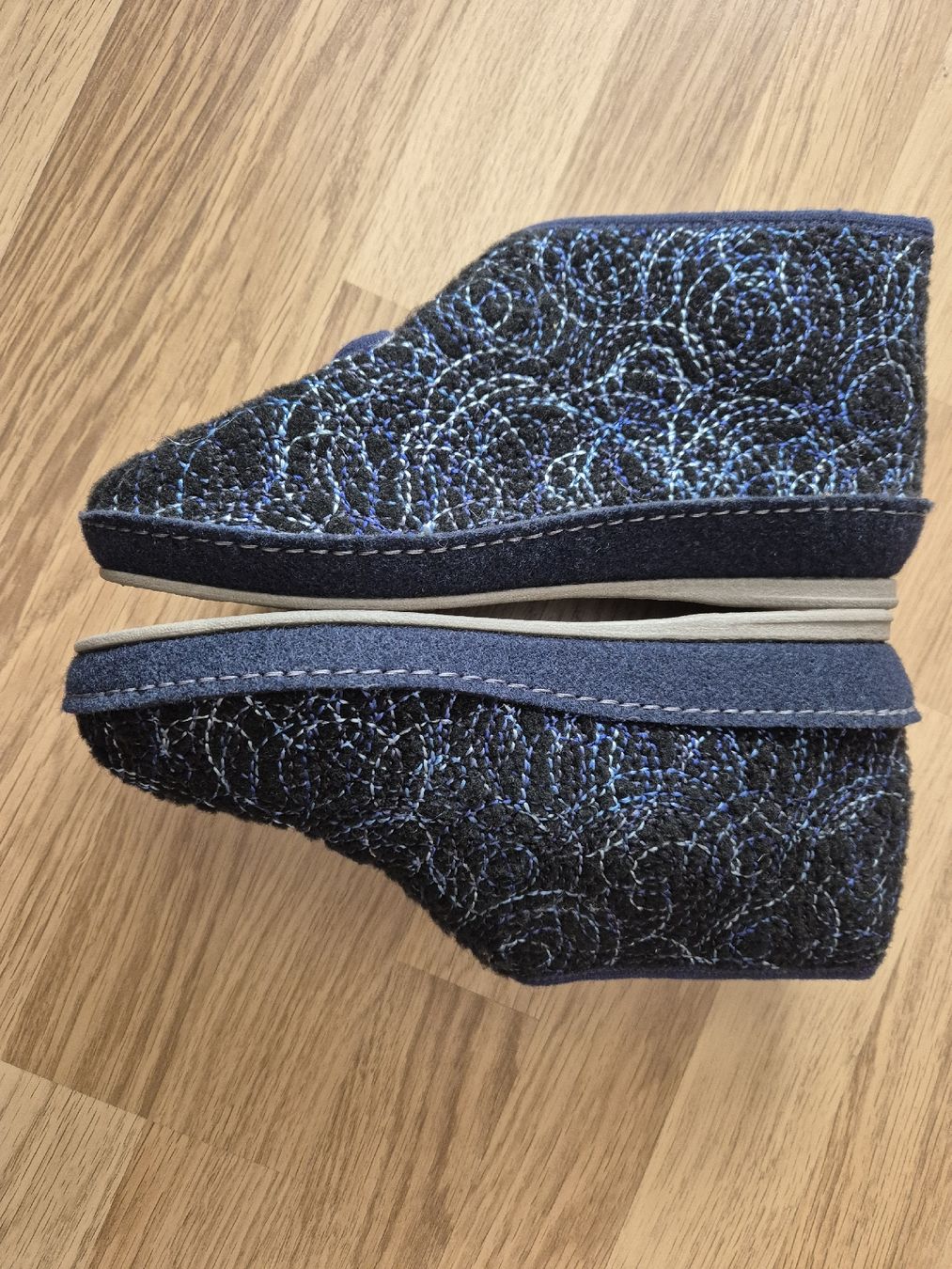 Scarpe da donna: Warme Hausschuhe, Grösse 42, – Usato da Langenthal venduto da Polarisstern 2