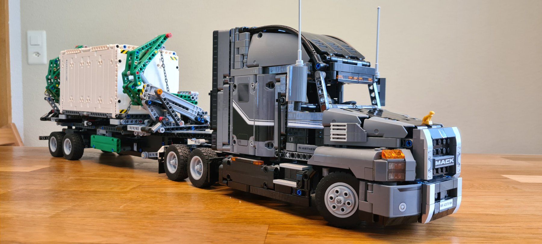 Kit di modellismo & Modellini statici: LEGO Technic Mack Anthem mit Container-Auflieger – Usato da Lauerz venduto da toni.betschart 7