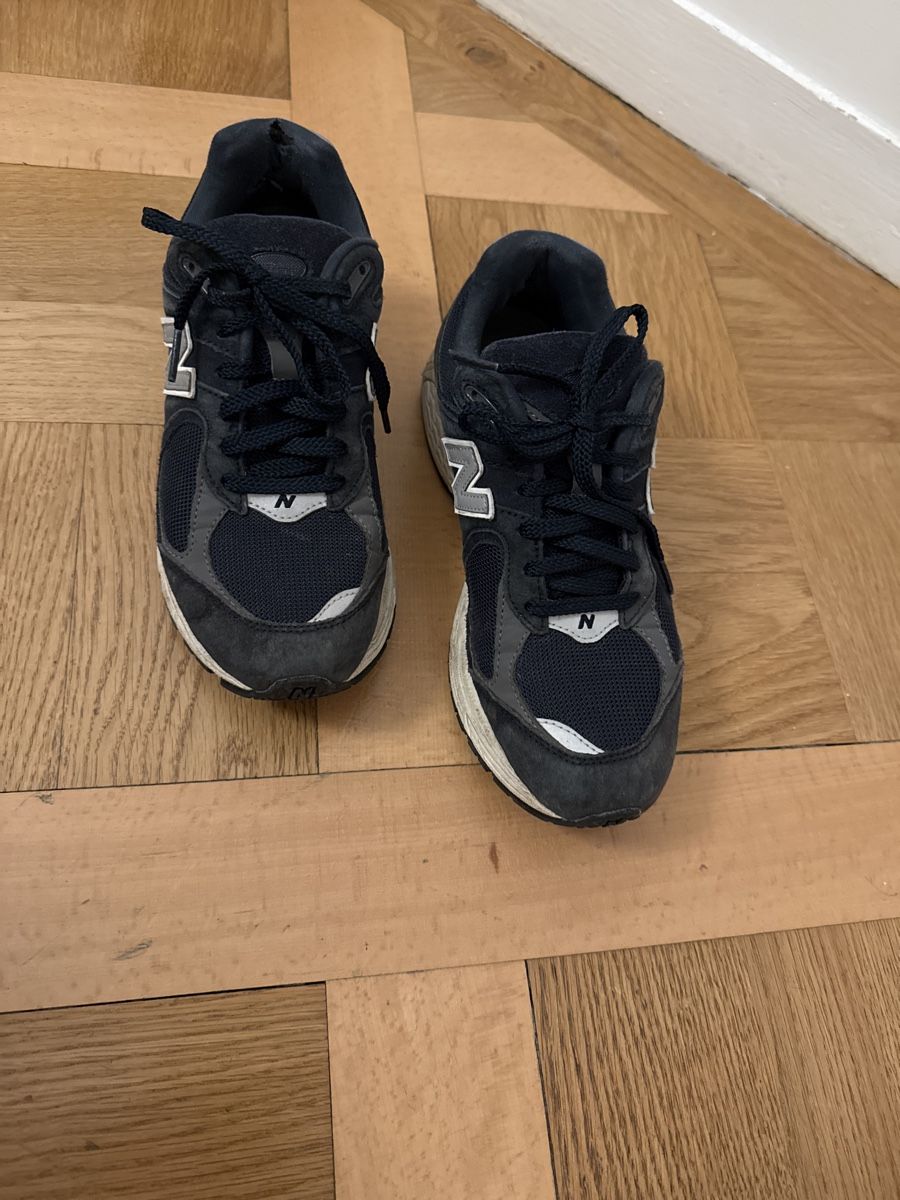 New Balance Scarpe da uomo: New Balance 2002R dark blue size 39.5 – Usato da Genève venduto da woo_qt79 2