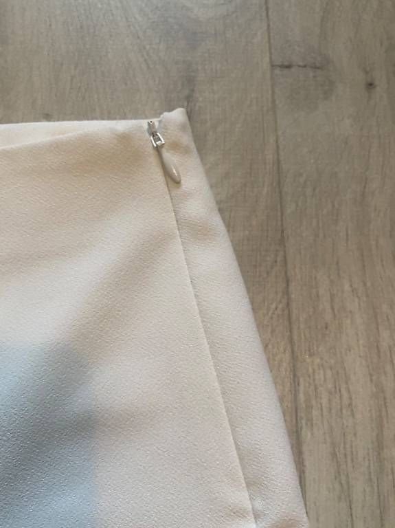 Pantaloni: Short pour femmes, acheter chez Mango  – Usato da Riaz venduto da tim_276t 1