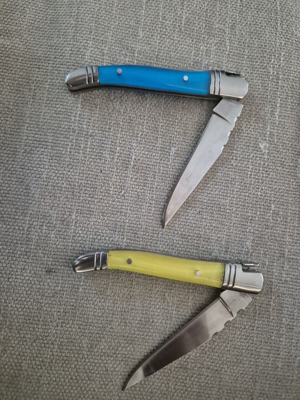 Laguiole Couteaux de poche: Taschenmesser Laguiole blau und gelb mit Gravur  – Neuf (Voir description) à Binningen par rom_9ls7 1