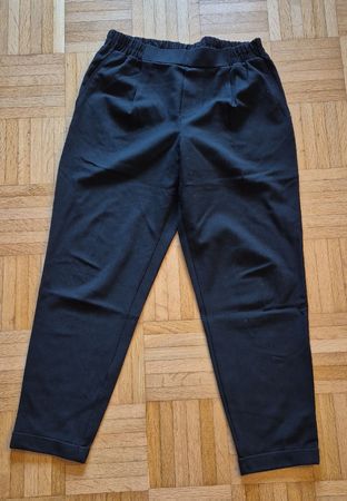 Schwarze Stoffhose mit Gummibund - Bequem durch den Tag!