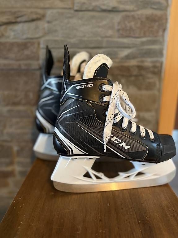 Pattini da ghiaccio: Patins à glace CCM taille 32 – Usato da La Chaux-de-Fonds venduto da ann_8n89 1