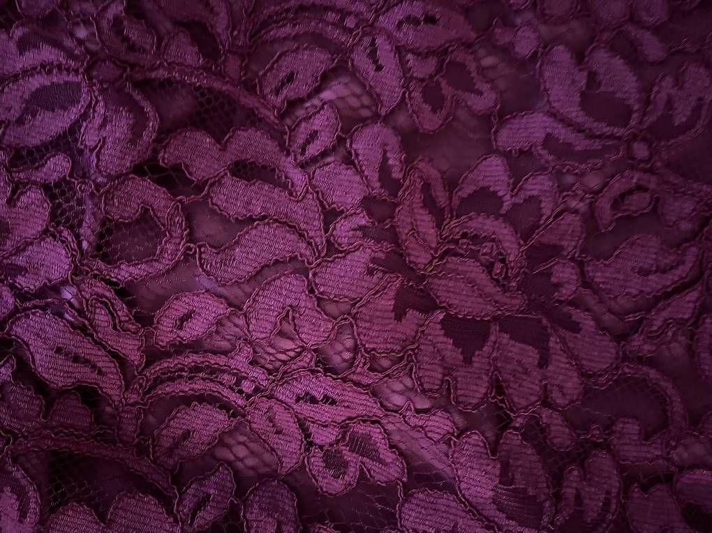 Robes: Robe soirée en dentelle  – D'occasion à Lavigny par Marie-N 1