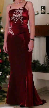 Abendkleid rot bestickt Grösse M guter Zustand