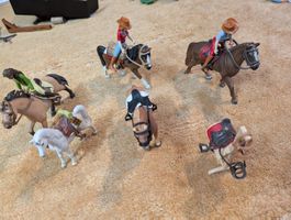 4 Schleich Pferde mit 3 Reitern und Sattelhalter