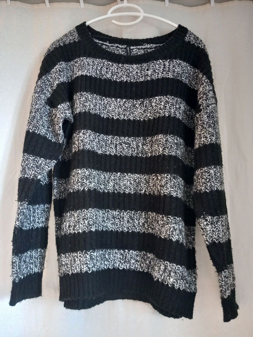 Pullover & Sweatshirts: Pull rayé noir et gris chiné en tricot – Gebraucht aus Faoug von per_kp6r