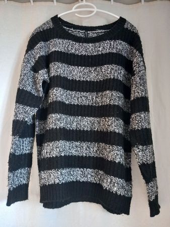 Pull rayé noir et gris chiné en tricot