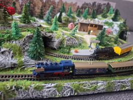 Spur Z Anlage inkl. Loks und Wagen