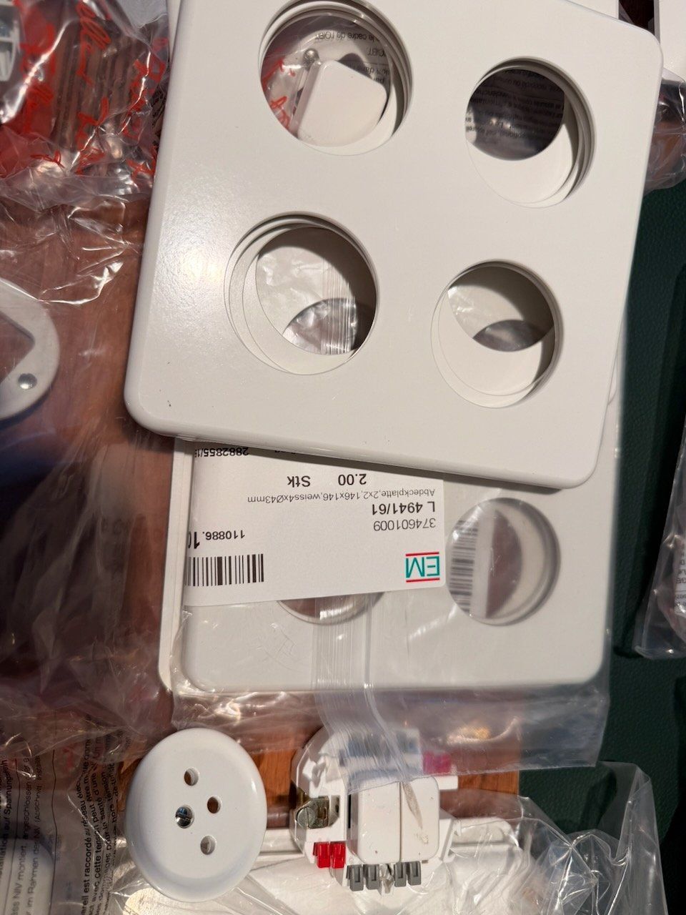 Feller Schalter: Konvolut Elektroinstallationsmaterial/(Schalter-)Abdeckungen – Neu und originalverpackt aus Niederrohrdorf von avo_b77d 6