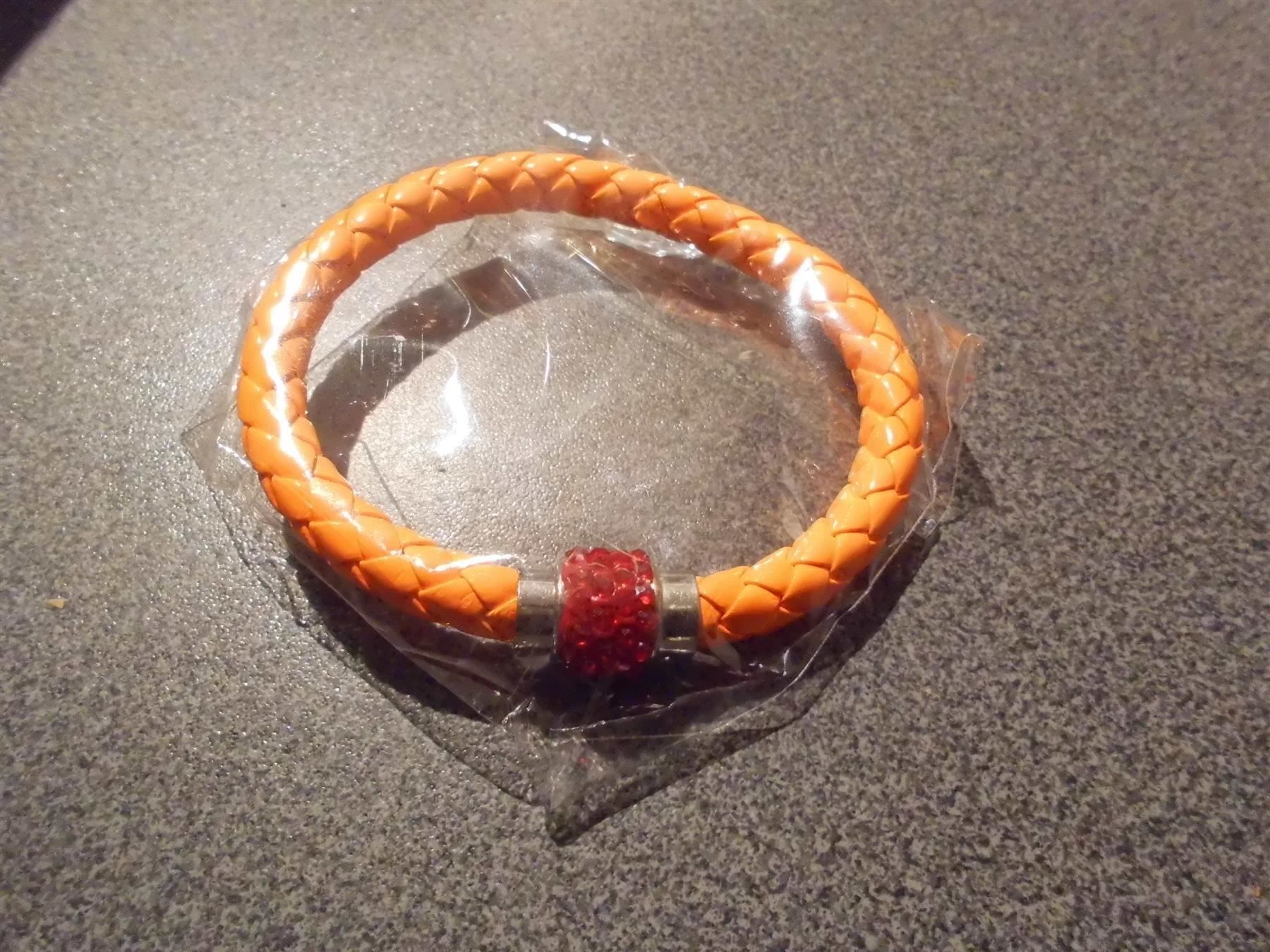 Bracciali & Braccialetti: Armband orange hell, rote Steinchen – Nuovo e nell'imballaggio originale da Zürich venduto da abraxas1291
