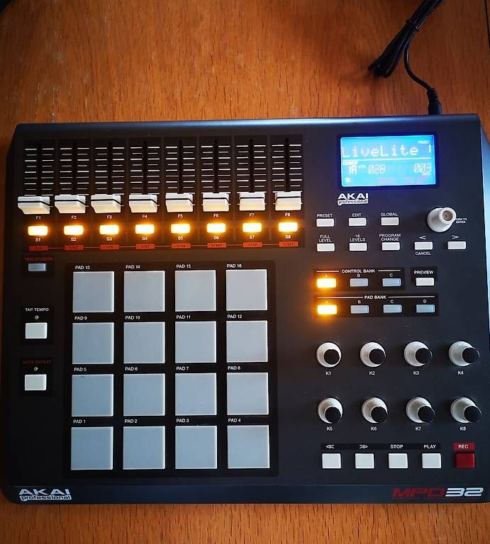 Akai Strumenti musicali: Akai MPD32 Drum Pad – Usato da wigoltingen venduto da skillzz