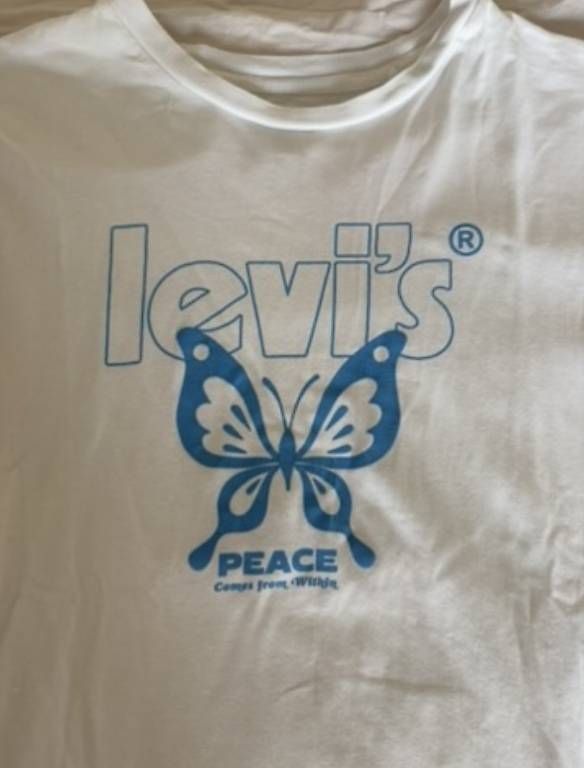 T-shirt: Neues Tshirt Levis Schmetterling S – Nuovo (secondo la descrizione) da Zug venduto da julialbi 1