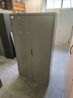 Bigla Metallschrank mit 3 Tablaren 100x40cm H: 180cm 300.-