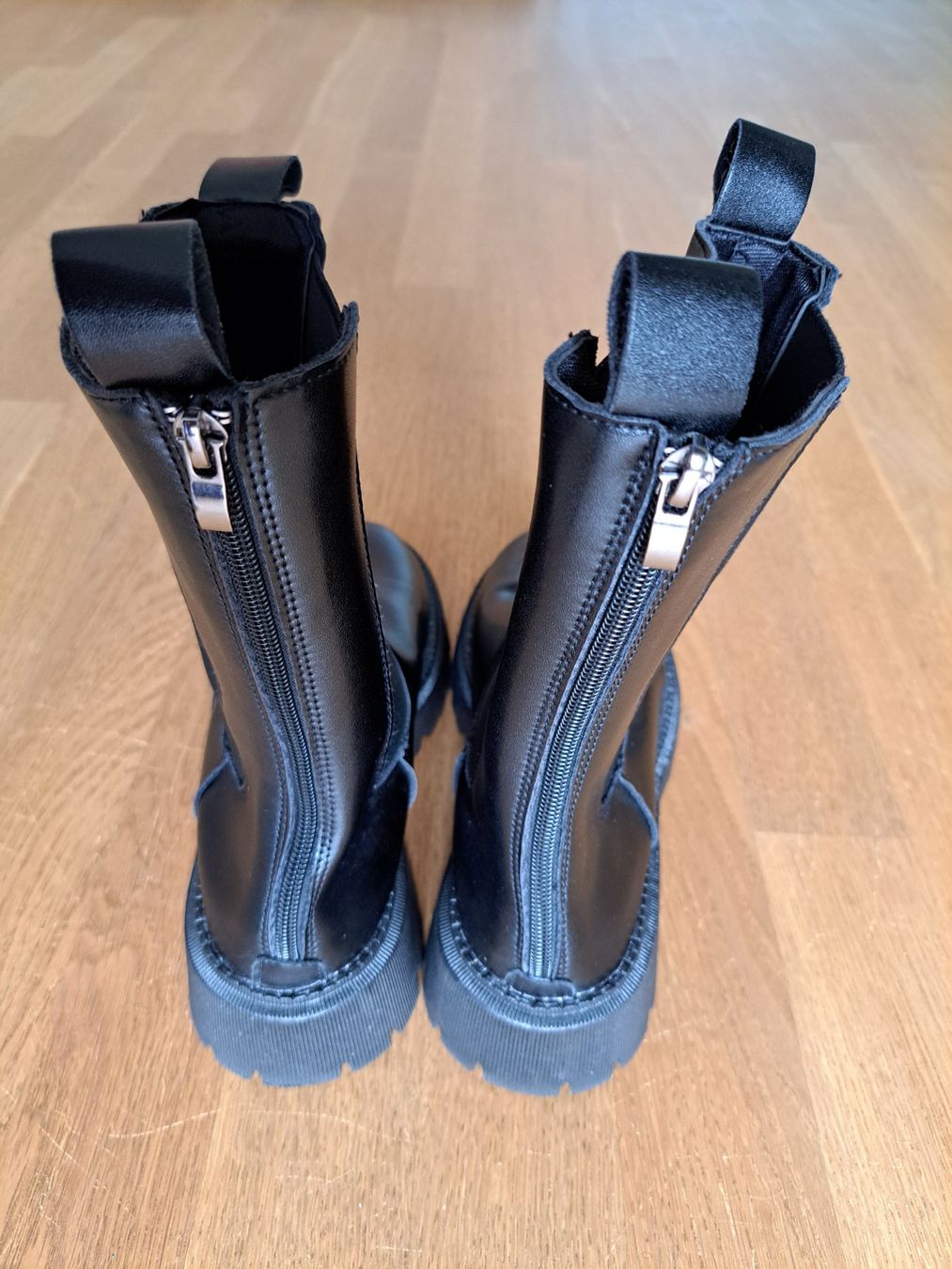Scarpe da donna: Stiefel mit Profilsohle Gr. 37 – Usato da Oetwil am See venduto da Kuechenzeit 1