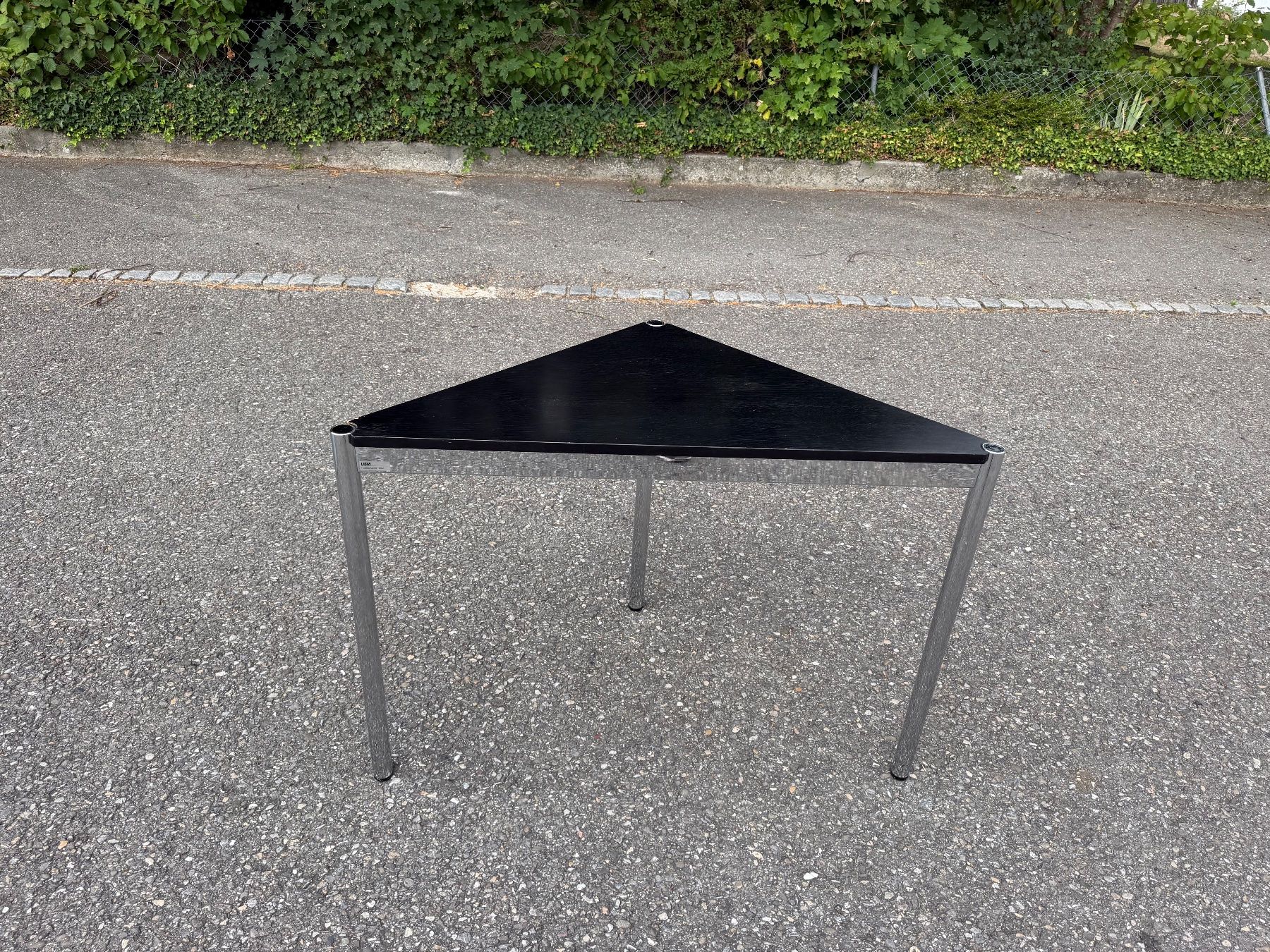 USM Scrivanie: USM Haller Tisch ( Nr.4) schwarz ab 1.- – Usato da Grenchen venduto da Design-Outlet