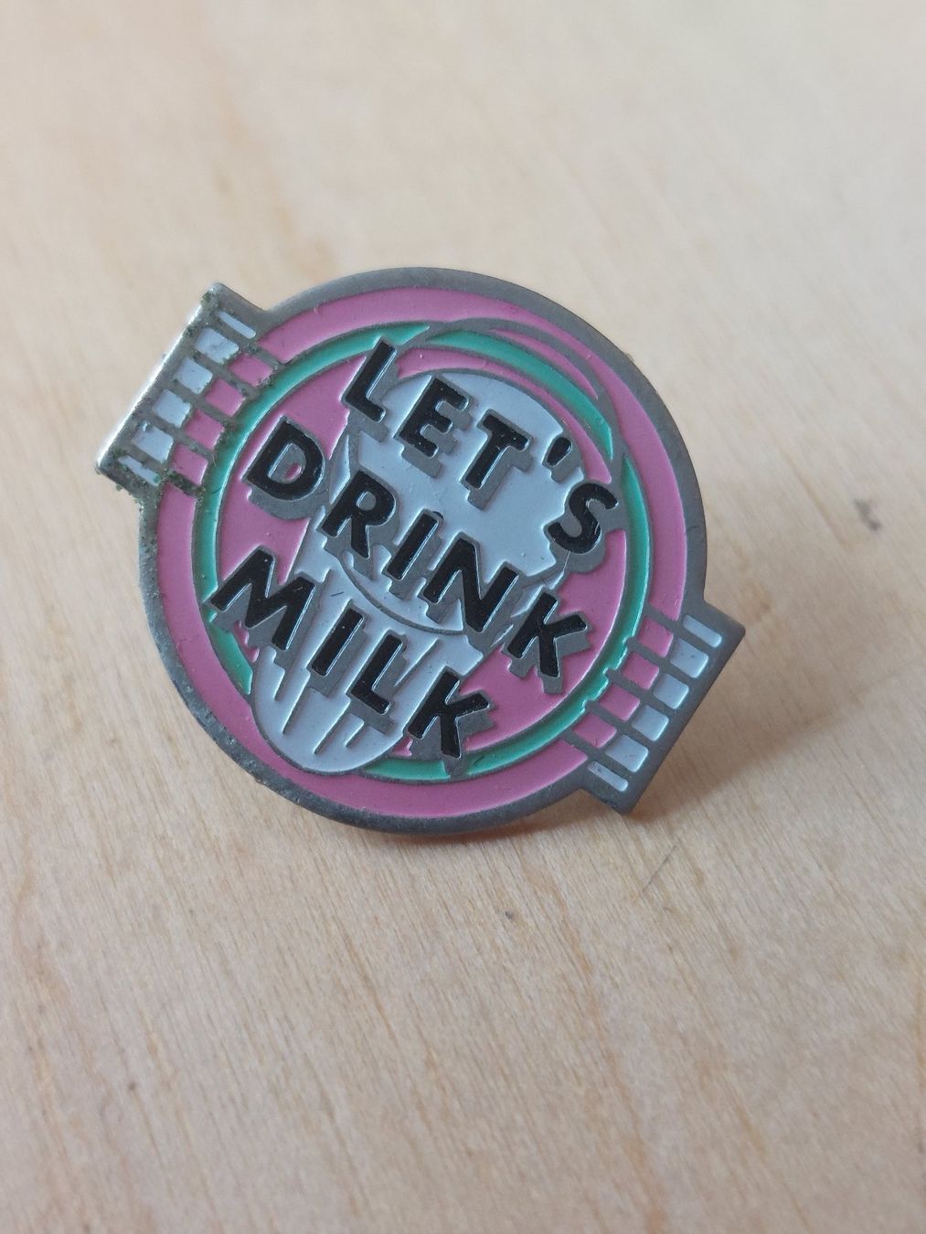 Placchette & Badge: LET'S DRINK MILK - PIN – Usato da Gipf - Oberfrick venduto da Esnoopy 1