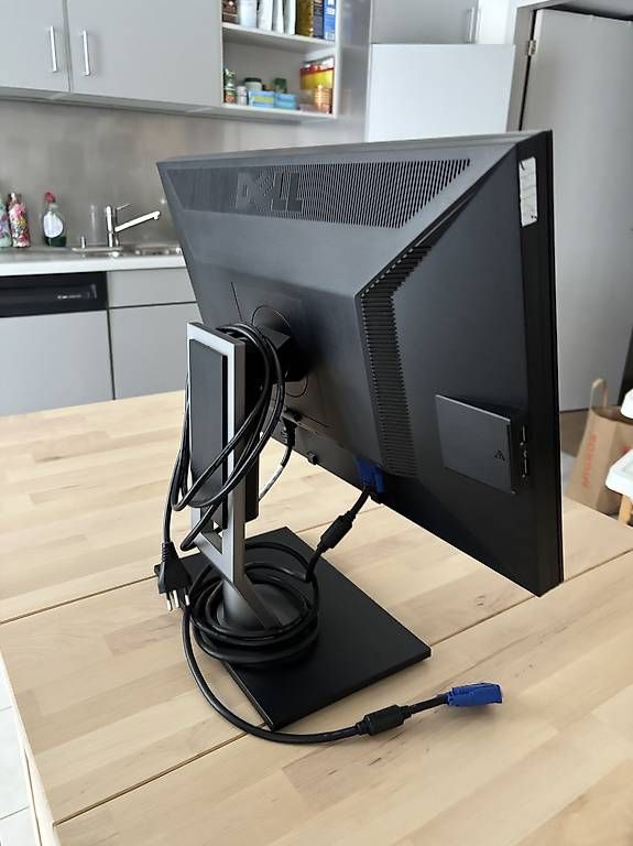 Monitor: Écran d'ordinateur DELL – Usato da Fribourg venduto da Brosciuttofunghi 1