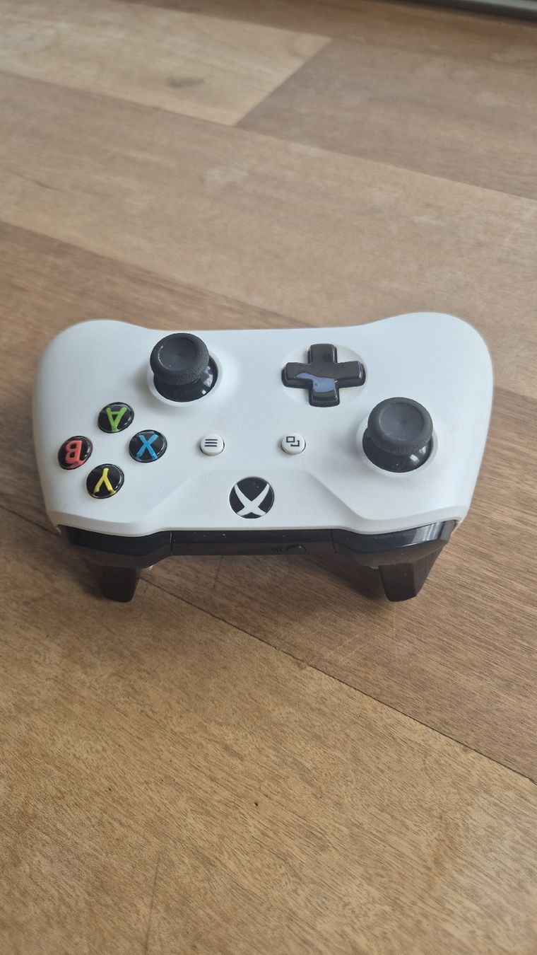 Microsoft Console: Xbox one Controller weiss – Nuovo (secondo la descrizione) da Erlenbach ZH venduto da lui_n2rl