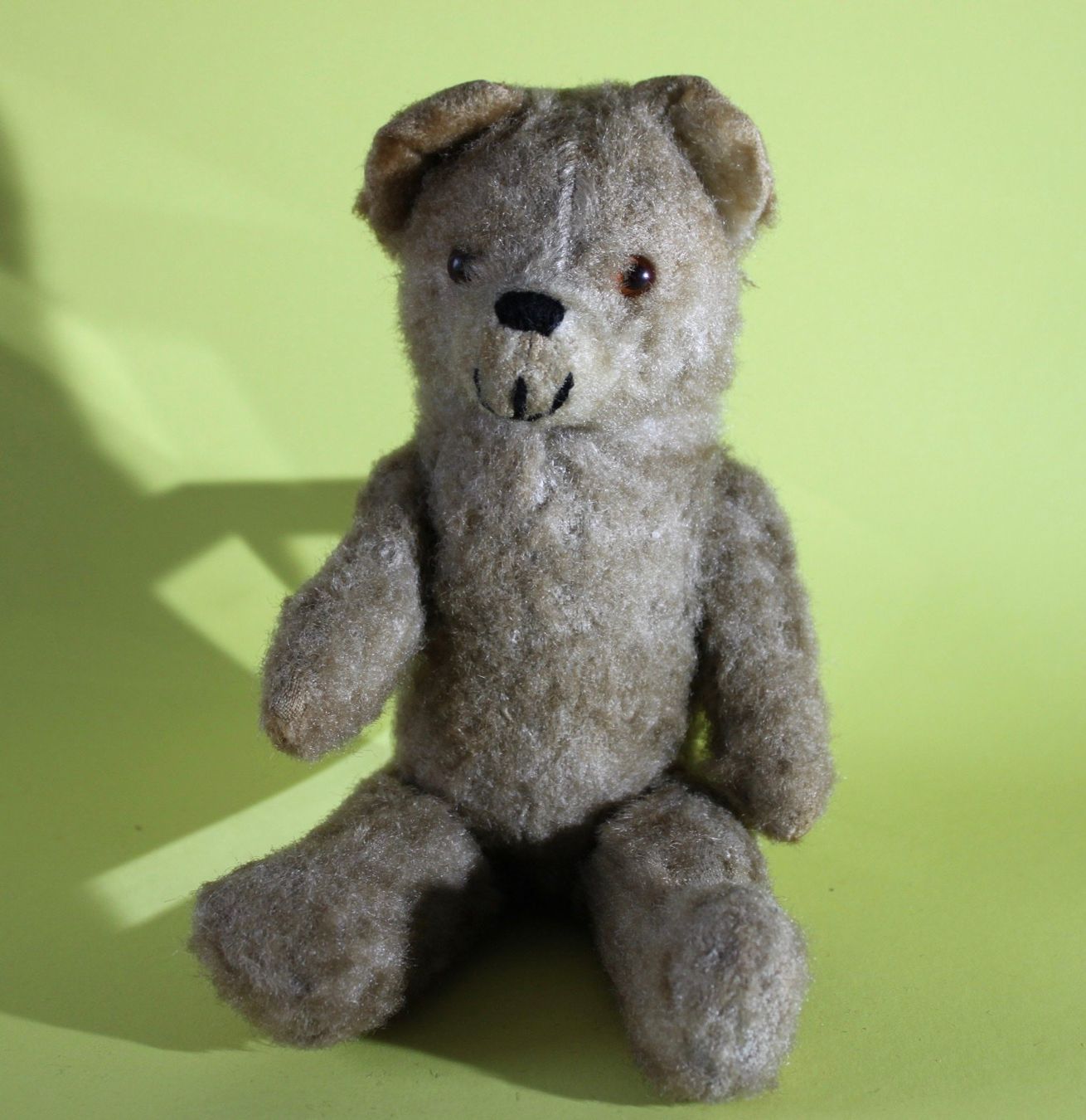 Bambole: ZWEI ALTE , STARK BESPIELTEN TEDDYBÄREN. – Usato da Grandcour venduto da Flowerstyle 8