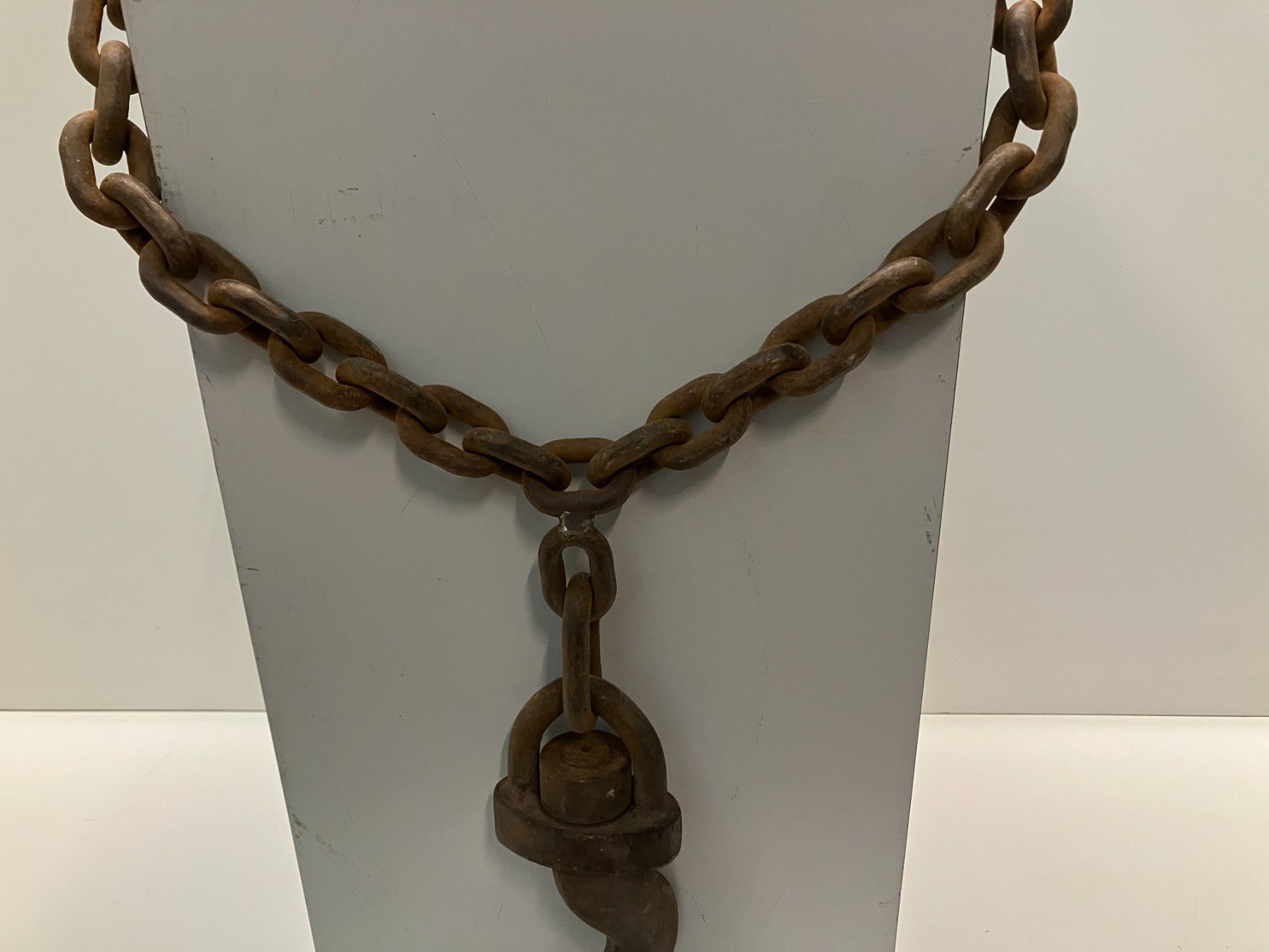 Paranco multiuso: Antiker massiver Eisenhacken mit Kette ca. 79cm lang ab 1.- – Usato da Lichtensteig venduto da Buy24International 2