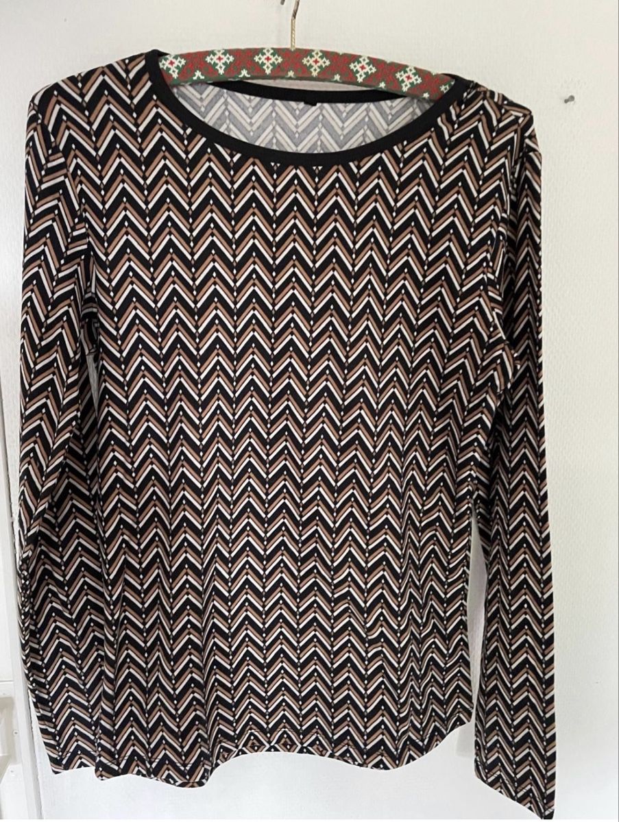 Blusen: GEMUSTERTES LANGARMSHIRT GRÖSSE S – Gebraucht aus Dübendorf von ali_g7p8