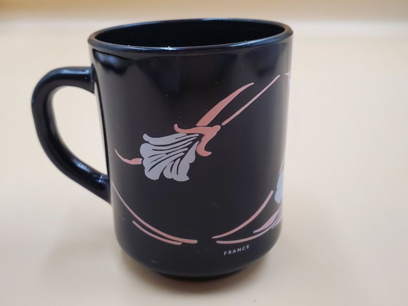 Tassen: Tasse noire vintage à fleurs Arcoroc – Gebraucht aus Rennaz von La_malle_du_dauphin 2