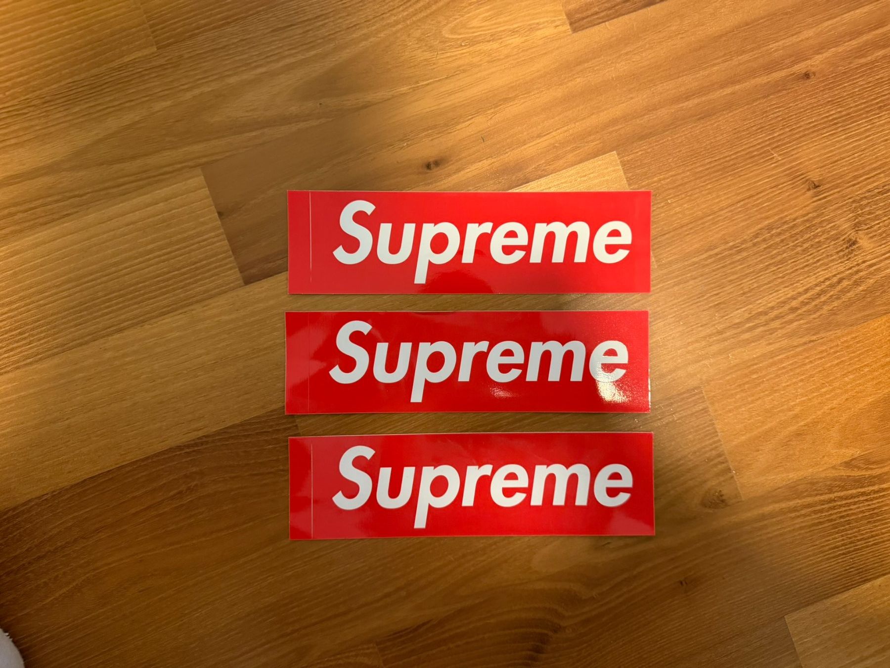 Sticker: Supreme Sticker Rot Weiss 3er Set – Usato da Winterthur venduto da fingerweg1