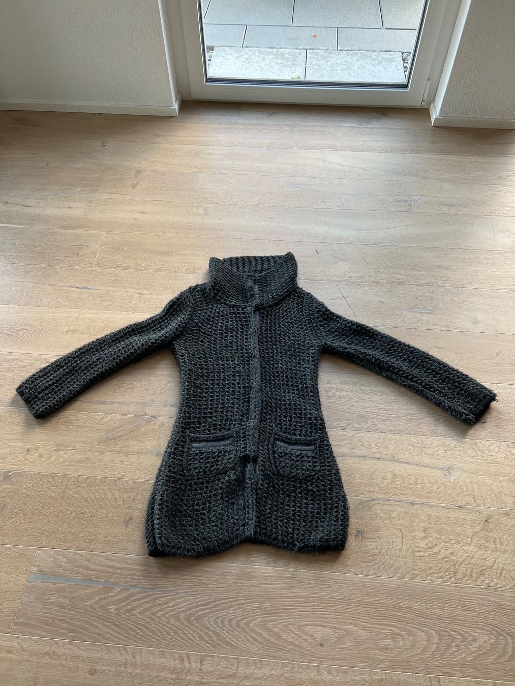 Comma Giacche: Langarm Strickjacke dunkelgrau Grösse 36 – Usato da Niederhelfenschwil venduto da aur_ms6f