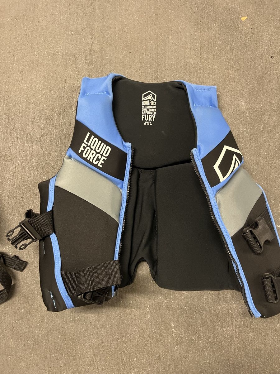 Gilets de sauvetage: Liquid Force Kinder Schwimmweste 34-56kg – D'occasion à Zumikon par Anne_Henke