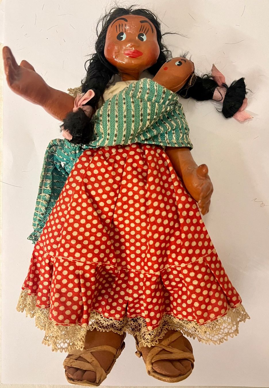 Bambole: Puppe mit Baby bekleidet, Afrika oder Südamerika – Usato da Basel venduto da so1_nf6l