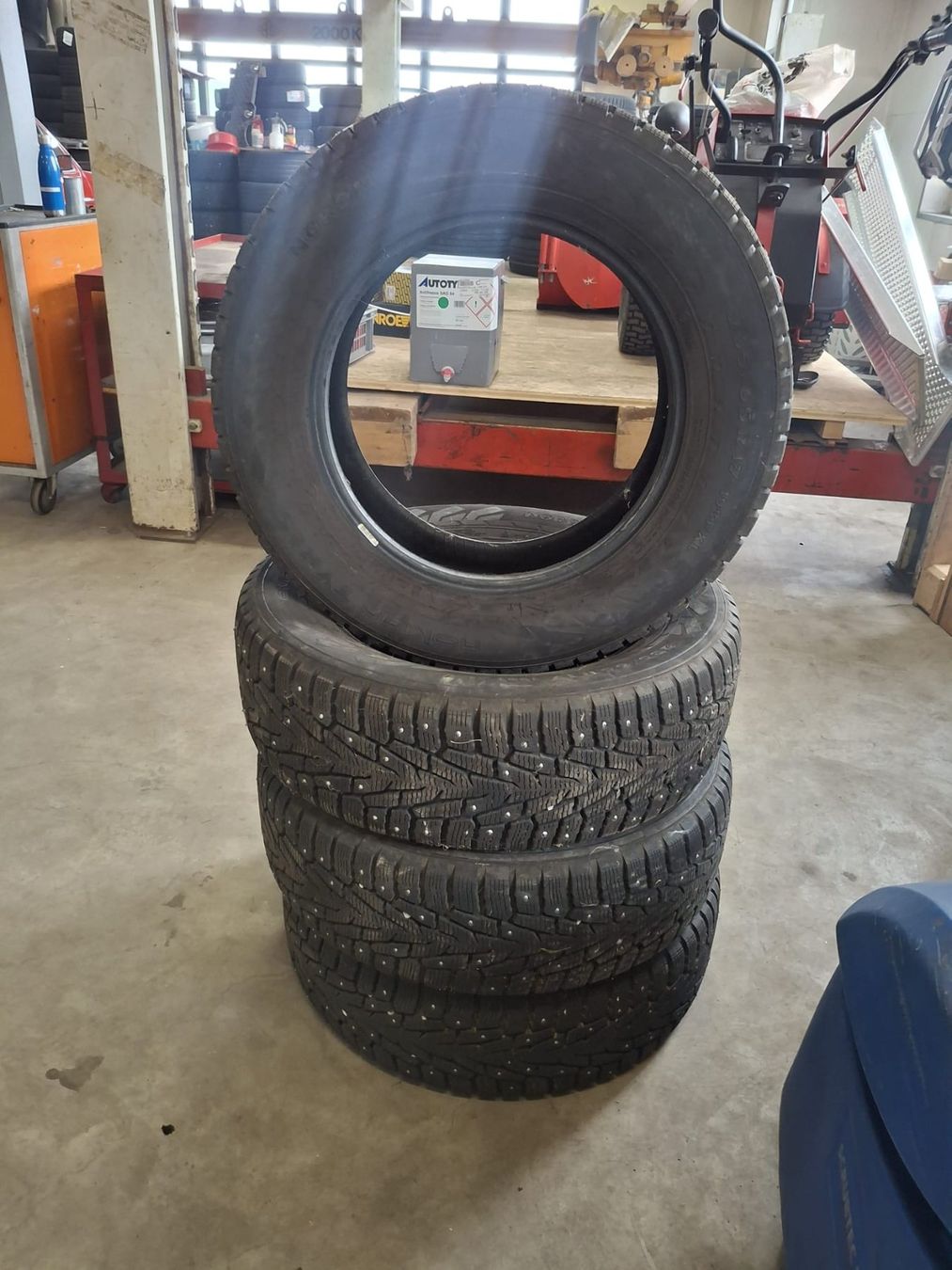 Nokian Pneumatici & Ruote complete: Winterreifen mit Spikes – Usato da Stein AR venduto da aut_fx2l