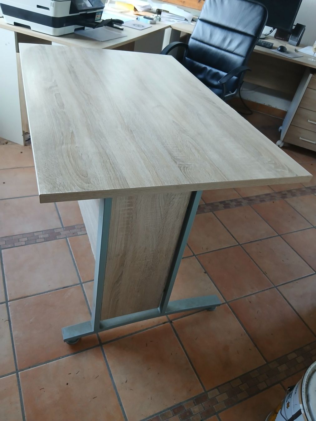 Livique Scrivanie: Bureau solide en bois clair – Usato da Lüscherz venduto da Tulipe1 1