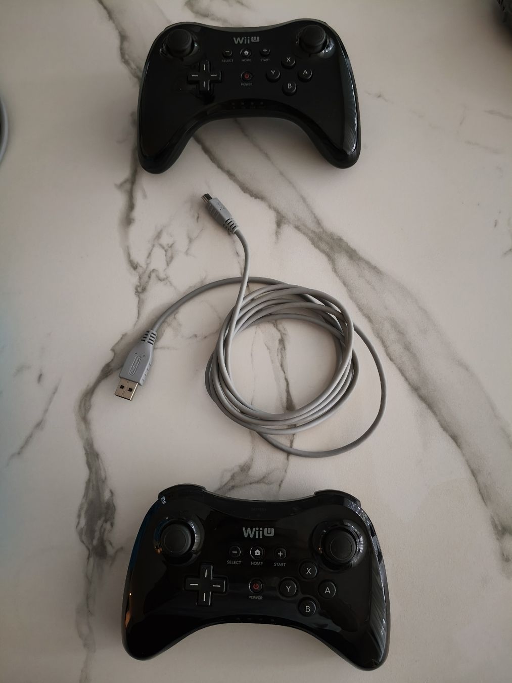 Nintendo Controller: 2x Nintendo Wii U Pro Controller - Original   mit Ladekabel – Usato da Oensingen venduto da ece_8k7q 1