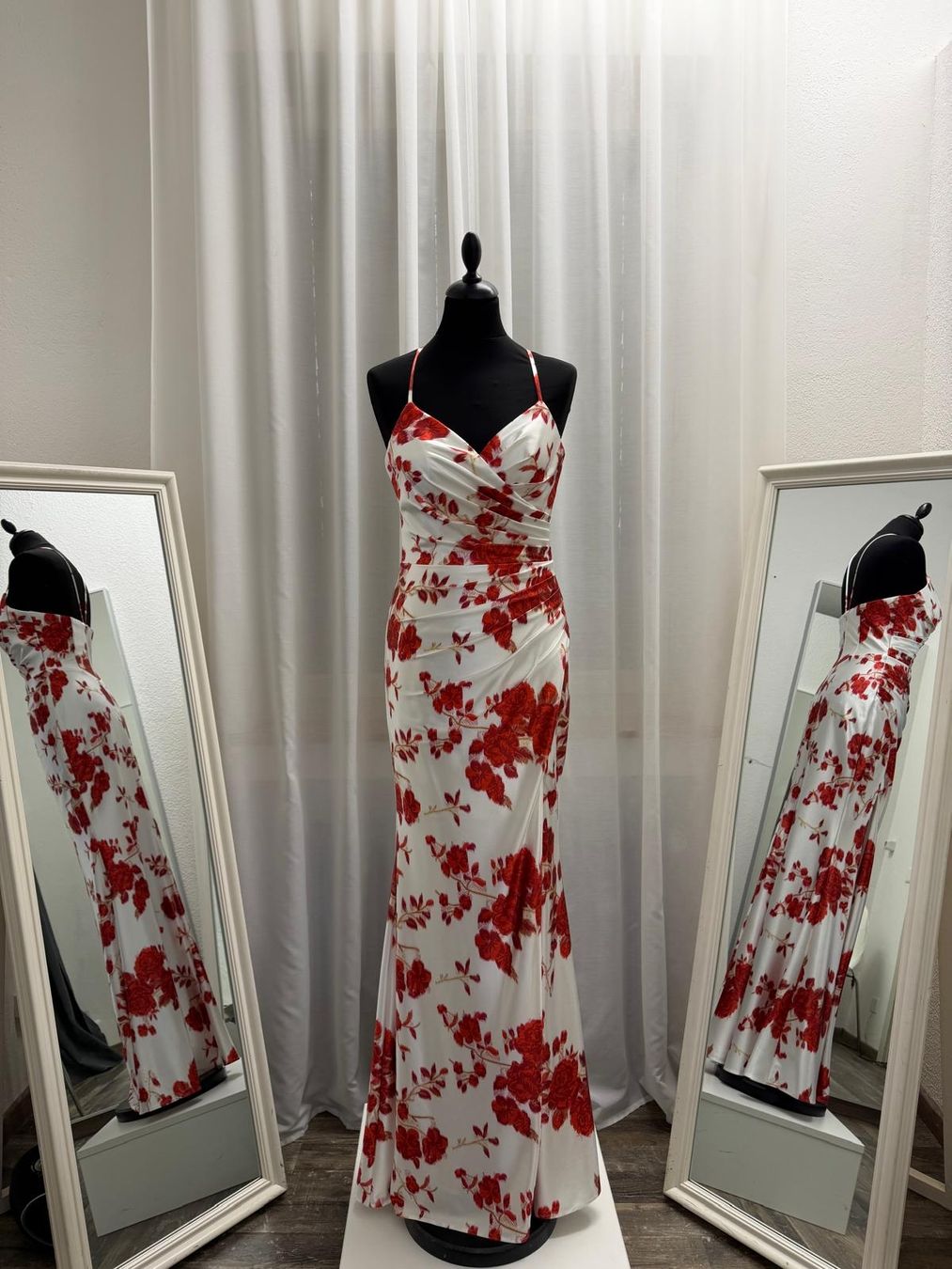 Kleider: Abendkleid Blumenmuster Rot Weiss Grösse 36 – Neu (gemäss Beschreibung) aus Uster von VMT.