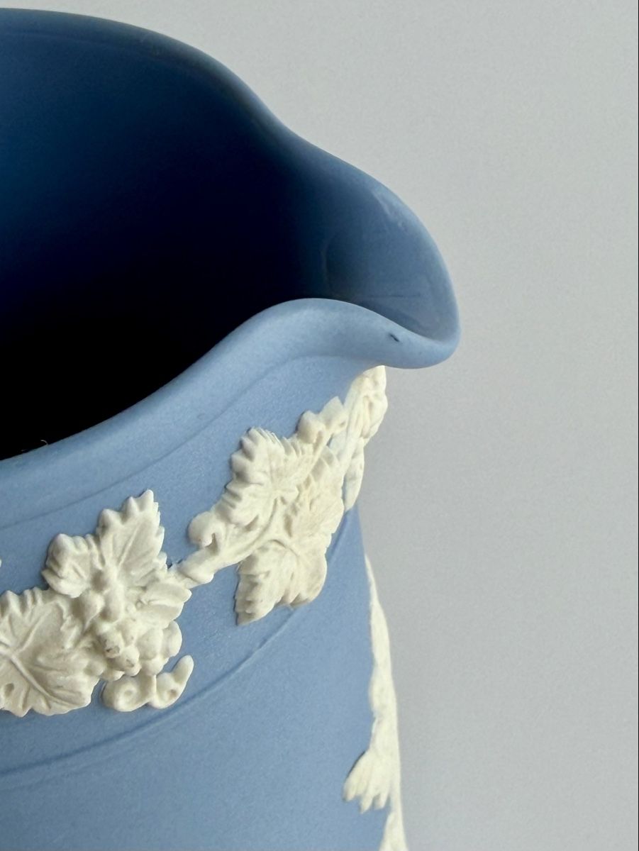 Karaffen: Pichet Wedgwood Jasperware bleu modèle antique – Gebraucht aus Genève von mar_nd6c 5