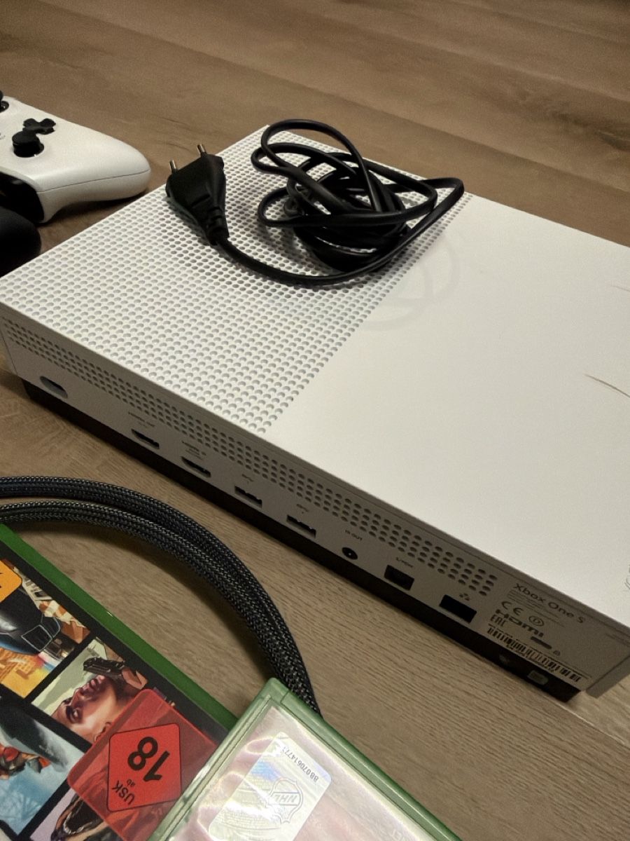 Microsoft Consoles: Microsoft Xbox One S Konsole 3 Controller Spiele weiss – D'occasion à Gutenswil par VAUC 3