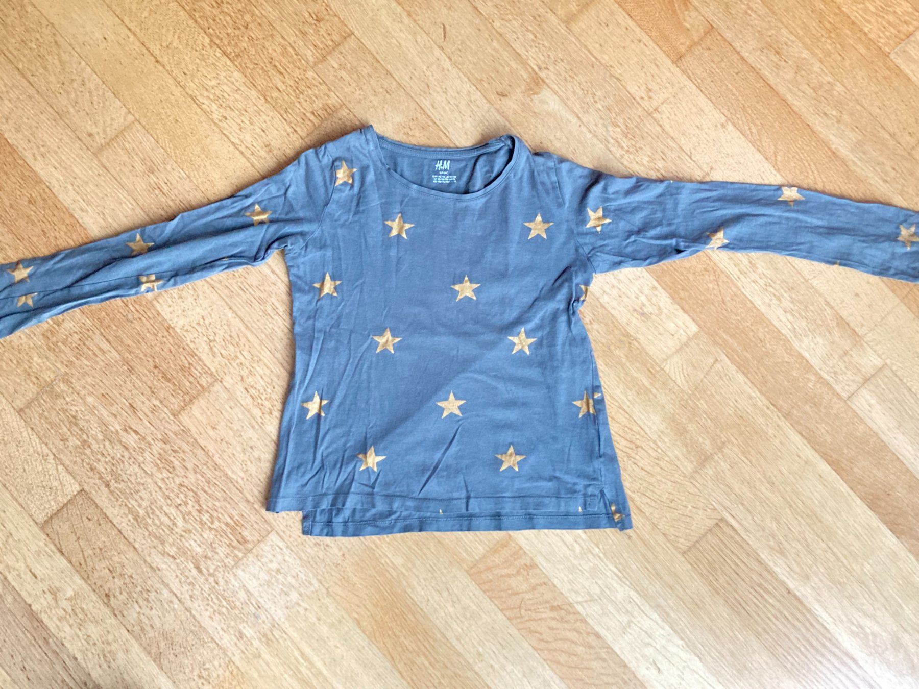 Pullover & Sweatshirts: Dünner Pullover mit goldenen Sternen ab Gr. 134 – Gebraucht aus Baden von kathl712