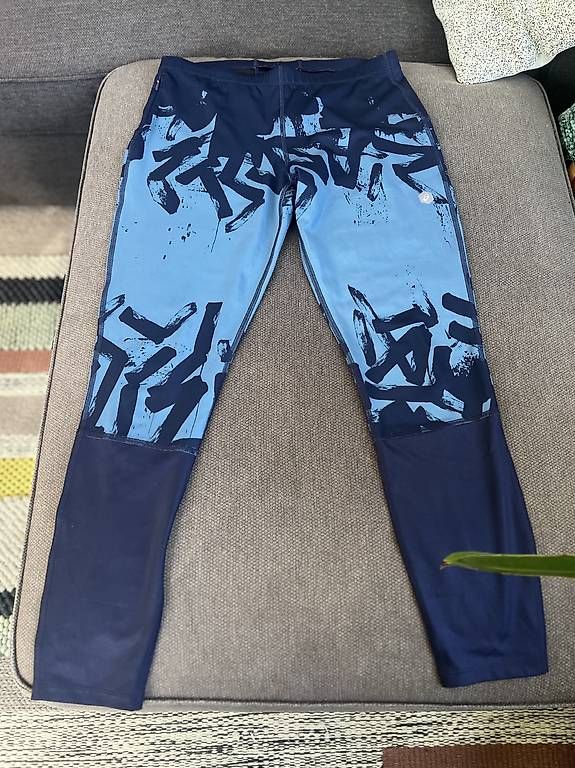 Pantaloni: Oasics Sporthose Jogginghose Yoga Gr. M – Usato da Zürich venduto da Jullaa